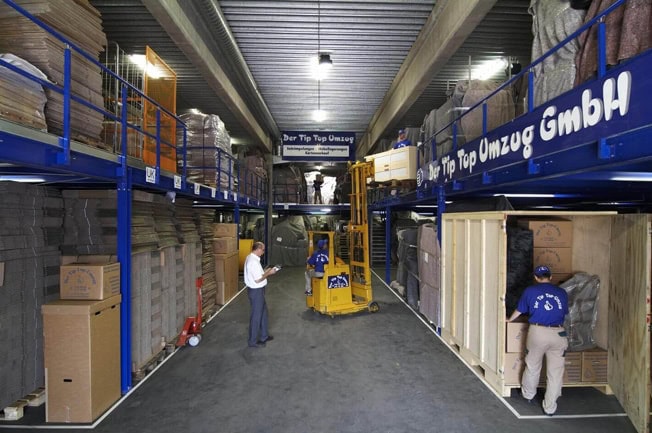 Großes Lager der Tip Top Umzug GmbH mit befüllten Umzugkartons