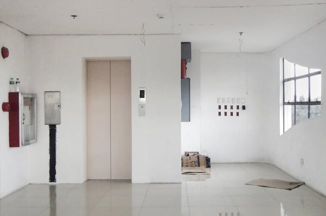 Aufgeräumter und leerer Betriebsraum mit Aufzug