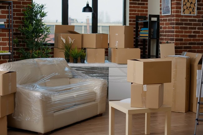 Zusammengepackte Möbelstücke in einer Wohnung