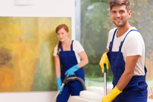 Reinigungskräfte reinigen eine Wohnung