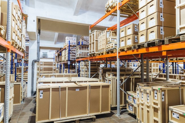 Ein großes Lager mit Umzugkartons gestapelt auf Regalen