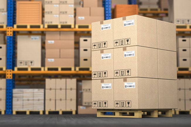 Umzugskartons kaufen gestapelt in einem großen Lager